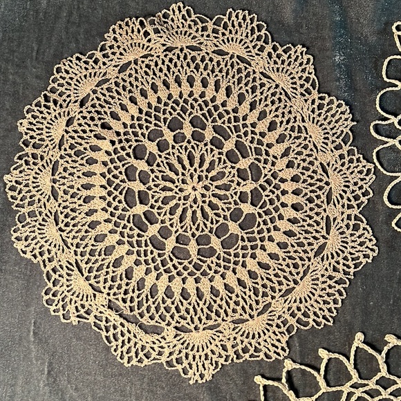 Set/3 VTG Round Doilies - Picture 3 of 7